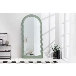 Estila Art deco moderní vysoké zrcadlo Swan s vlnitým rámem v pastelové zelené barvě 160cm