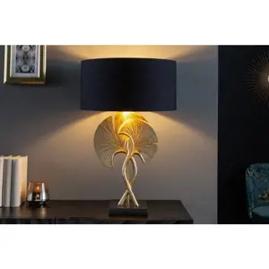 Estila Art deco stolní lampa Miserei se zlatou konstrukcí ve tvaru listů ginka a černým kulatým stínítkem 62cm