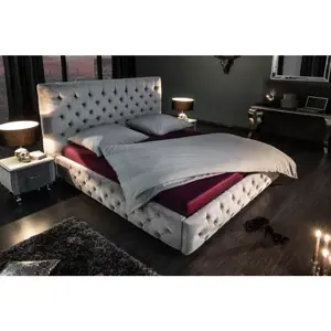 Estila Chesterfield čalouněná šedá sametová postel Kreon I s vysokým čelem 210cm