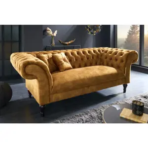 Estila Chesterfield sedačka Contessa se sametovým čalouněním v hořčicově žluté barvě s vyřezávanými dřevěnými nožičkami 225cm