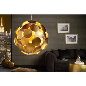 Estila Designová závěsná lampa Globe kulatého tvaru z kovových plíšků zlaté barvy 63cm