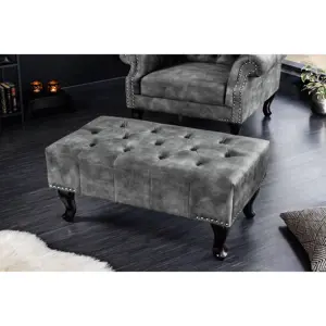 Estila Vintage taburetka Marlon s šedým sametovým čalouněním s chesterfield prošíváním a masivními vyřezávanými nožičkami 80cm